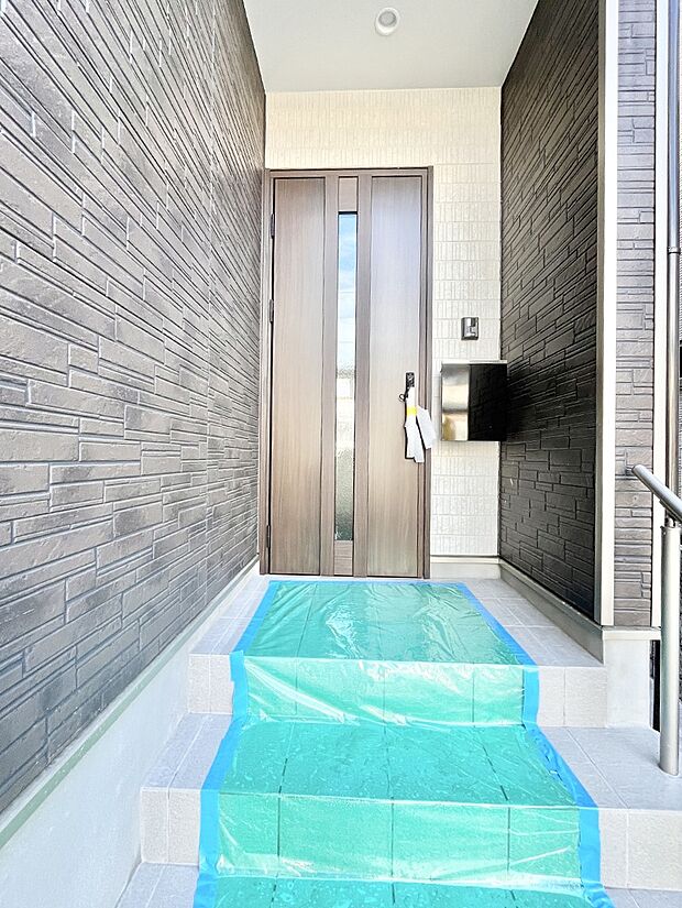 玄関アプローチにはプランターを並べて季節の花でお客様をおもてなしできます。