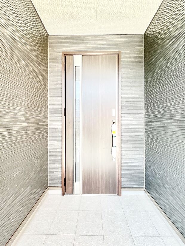 玄関前は雨が降っても濡れにくい屋根付き