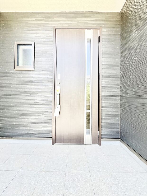 玄関前は雨が降っても濡れにくい屋根付き