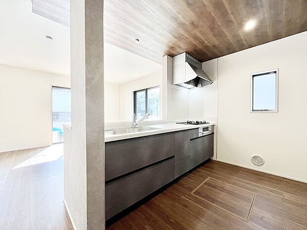 料理をしながらご家族との会話を楽しめる対面カウンターキッチン