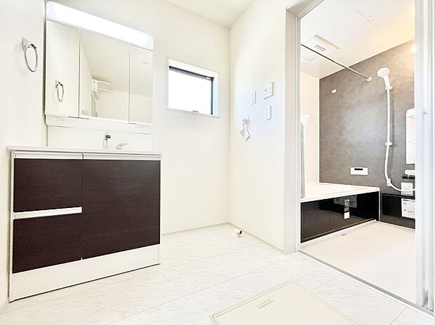 清潔感ある洗面化粧室で朝の身支度も快適