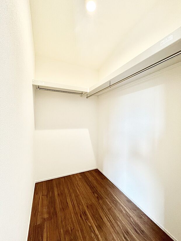 ウォークインクローゼットの活用で生活空間スッキリ