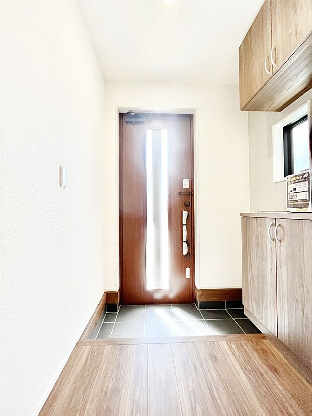 ご家族やお客様を気持ちよくお出迎え!明るい陽光が入り込む玄関。