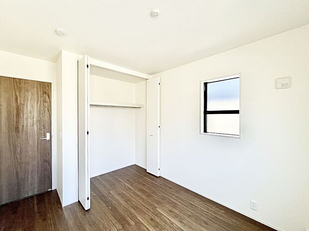 お子さまのお部屋としても!衣類の整理整頓に便利なクローゼット付きの洋室。