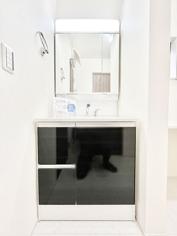 三面鏡キャビネット・シャワー付き洗面化粧台で忙しい朝の身支度もスムーズに!
