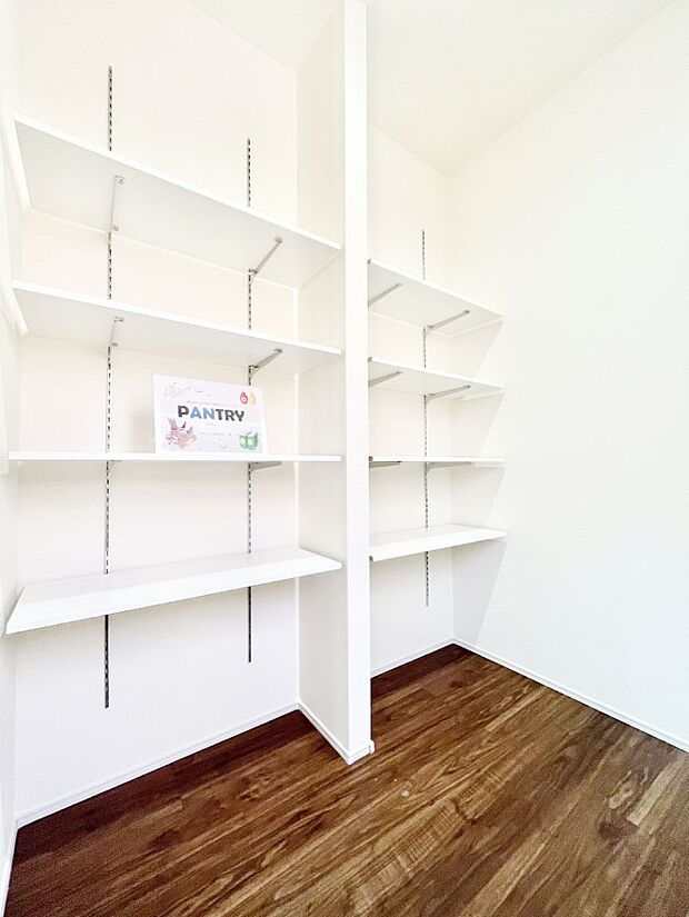 可動棚付きのパントリーで食品や日用品のストックもスッキリ見やすく収納できます!