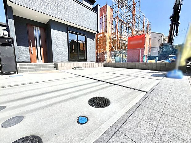 車の出し入れスムーズ!並列駐車2台分のカースペース付きです。