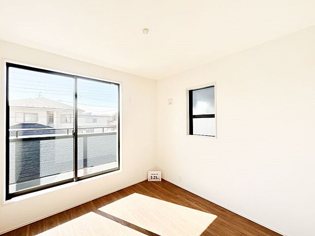 バルコニーが明るさと開放感を演出!朝スッキリと目覚められそうですね。