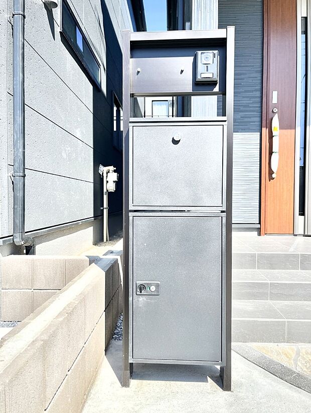 表札・インターホン・ポスト・宅配BOXをひとつに集約。エントランスになじむシンプルデザイン。