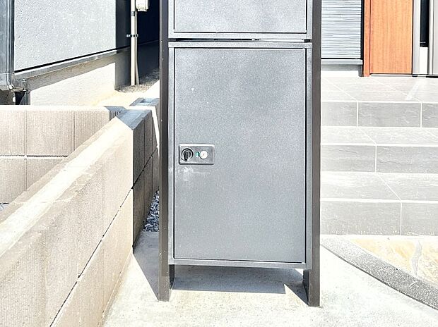 荷物の受け取りが多い方も安心!不在時にも荷物が受け取れる宅配BOX付きです。