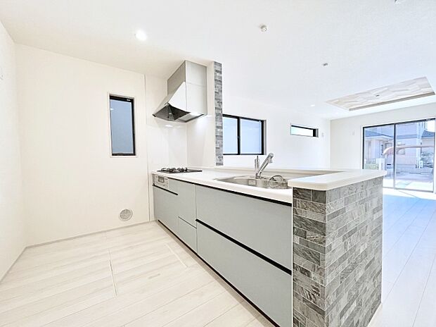 リビングで遊ぶお子様を見守りながらお料理ができる対面キッチン。