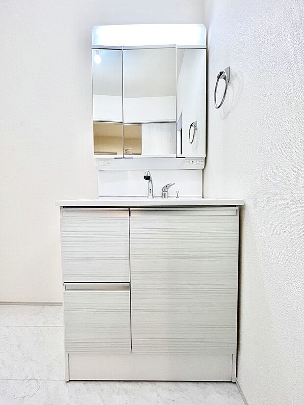 大きく見やすい三面鏡で清潔感ある洗面台は、身だしなみチェックや肌のお手入れにおすすめです。