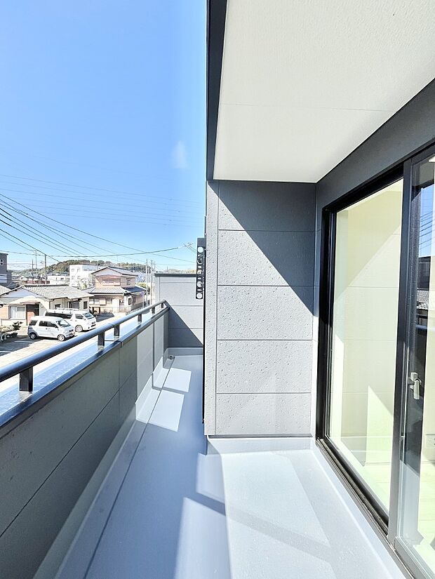 ゆったりバルコニーだから沢山お洗濯ものを干せます。