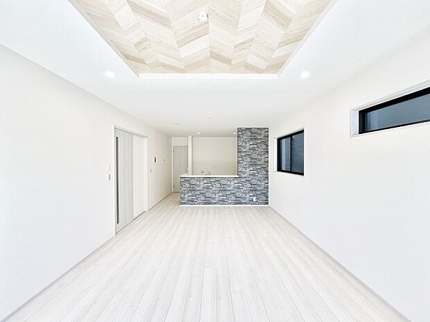 家族の笑顔が自然と生まれてくる、そんな雰囲気のダイニングに仕上がっています。