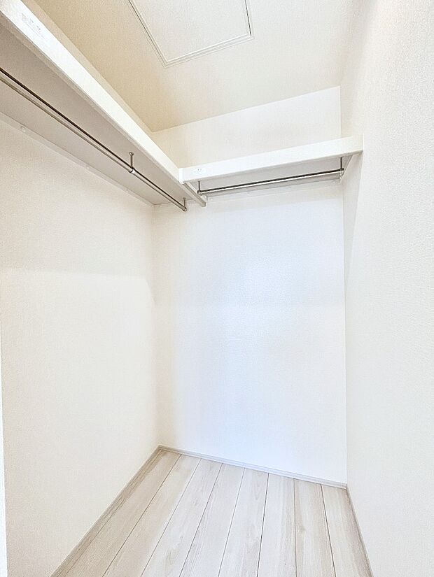 ウォークインクローゼットの活用で生活空間スッキリ