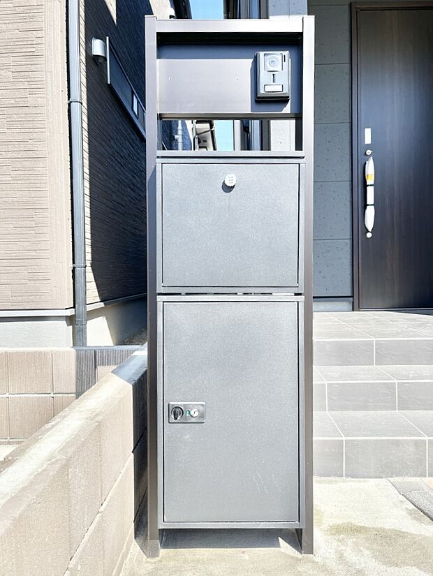 表札・インターホン・ポスト・宅配BOXをひとつに集約。エントランスになじむシンプルデザイン。