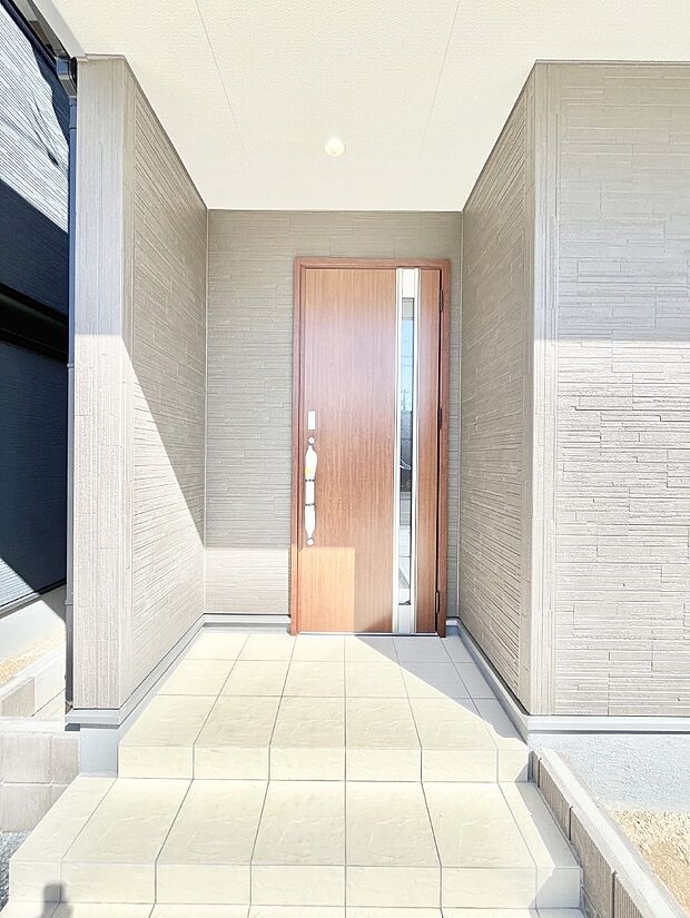 大切な家族、来客を出迎える玄関。