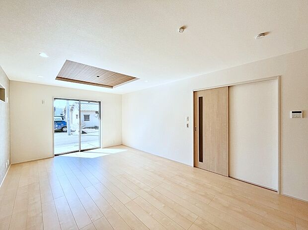 明るい陽光が注ぎ、寛ぎの雰囲気に満たされるリビングダイニング