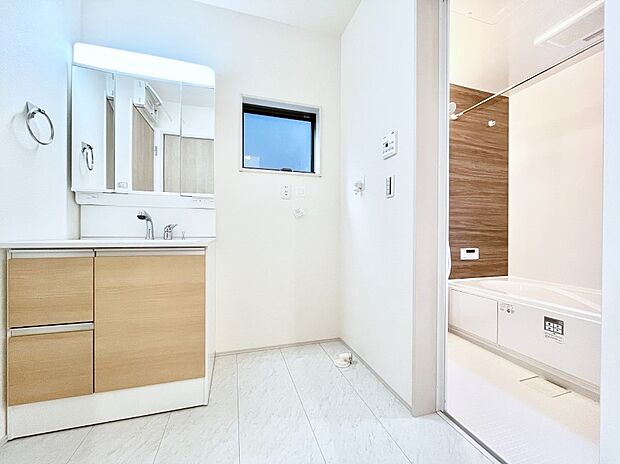 ゆとりの洗面スペースで朝の身支度もラクラク