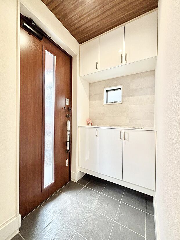 飾り棚を利用して、お越しいただくお客様をおもてなしできます。