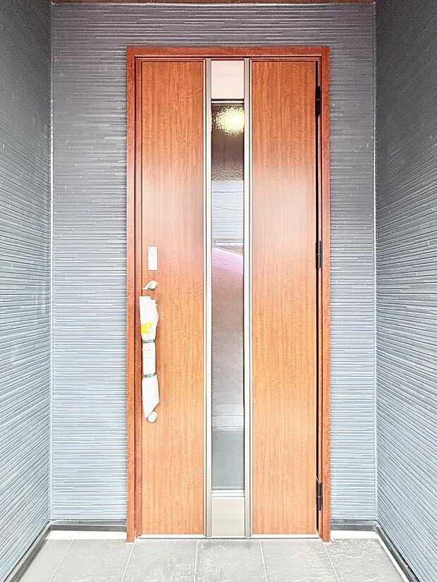 玄関前は雨が降っても濡れにくい屋根付き