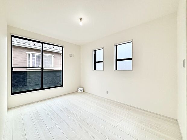 明るいバルコニーサイドに洋室を設置。目覚めの良い寝室に。