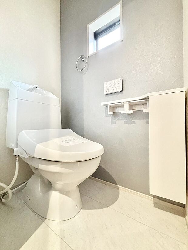 明るく清潔感のあるトイレです。 　