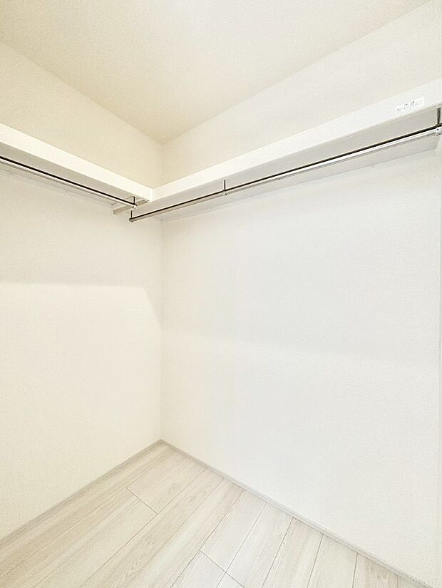 ウォークインクローゼット付きで生活空間を広く利用できます。