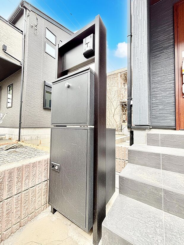 表札・インターホン・ポスト・宅配BOXをひとつに集約。エントランスになじむシンプルデザイン。