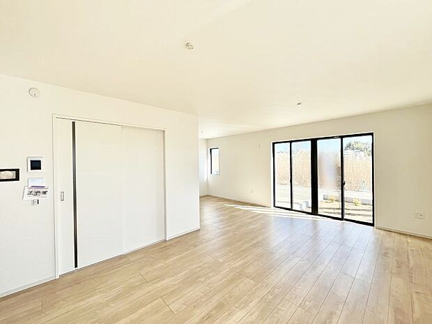 大きな窓からたっぷりの陽光と風を感じられるリビング