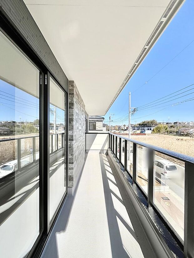 ゆったりバルコニーだから沢山お洗濯ものを干せます。