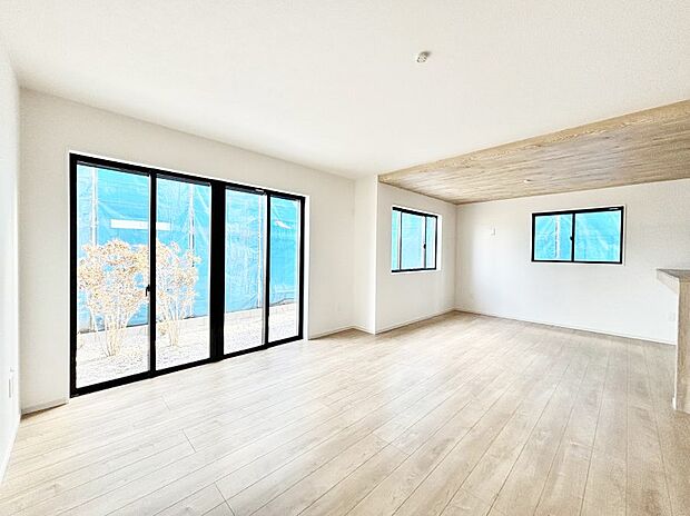 大きな窓からたっぷりの陽光と風を感じられるリビング