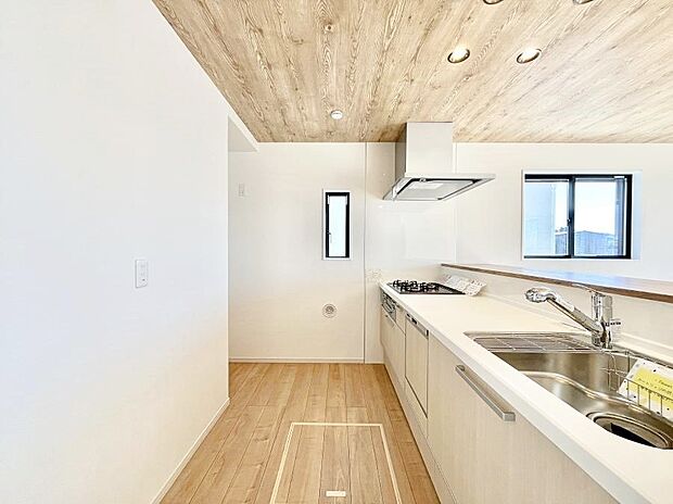 爽やかな風が通り抜けるキッチン。窓があるので明るく換気にも役立ちます。