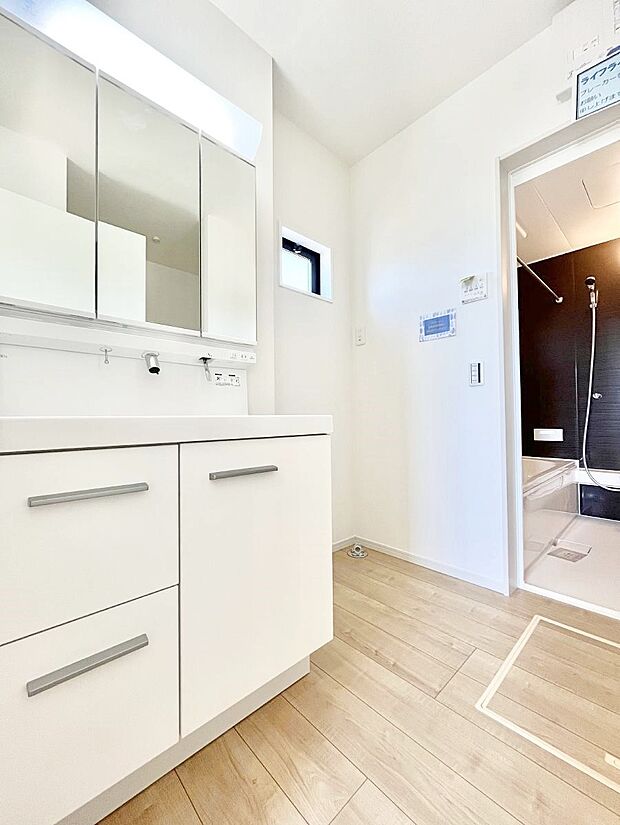 小窓がついているので湿気の多い場所でも換気が十分行えます。毎日の身支度を気持ち良く!