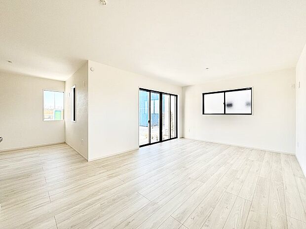 大きな窓からたっぷりの陽光と風を感じられるリビング