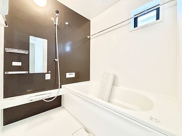 一日の疲れを癒してくれる明るい清潔感のあるバスルーム