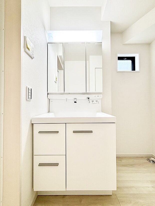 収納力と機能性に優れた洗面化粧台