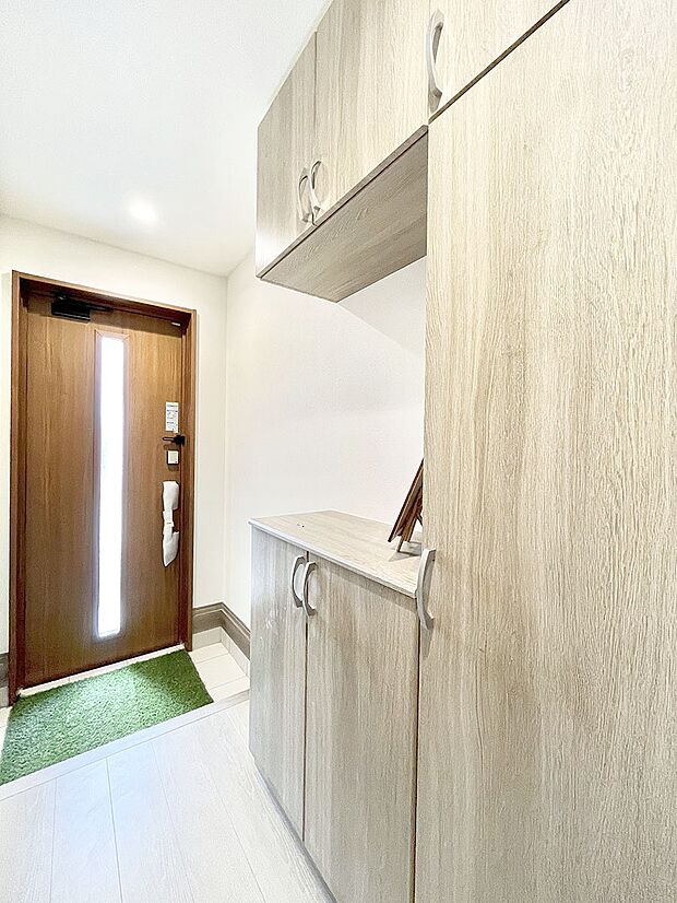 明るい玄関はお客様をお出迎えするのにぴったりです!