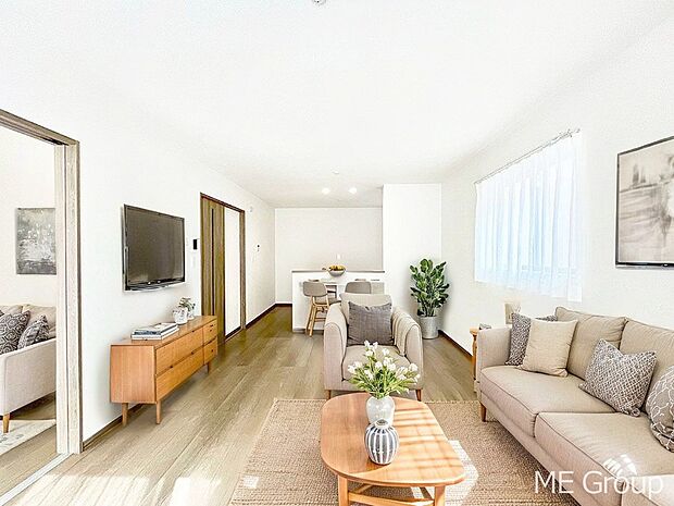 家族の和やかな会話が聞こえてきそう。開放感のあるリビングです。※家具はCGです