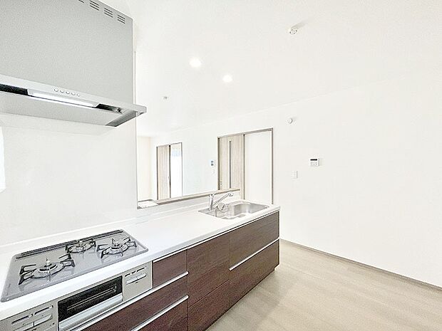 リビングで遊ぶお子様を見守りながらお料理ができる対面キッチン。