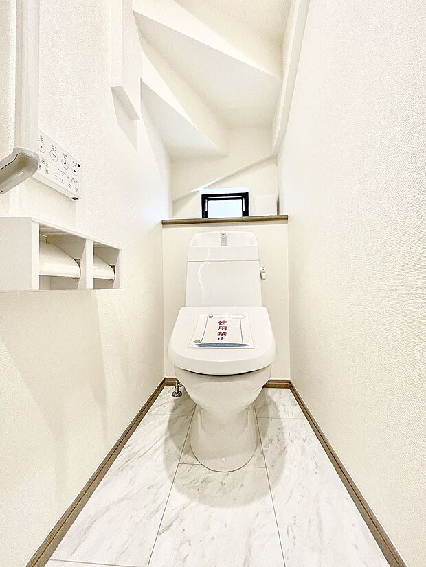 明るく清潔感のあるトイレです。