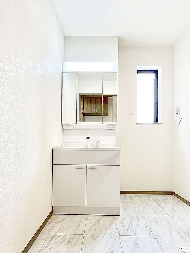 収納力と機能性に優れた洗面化粧台