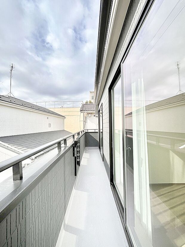 ゆったりバルコニーだから沢山お洗濯ものを干せます。