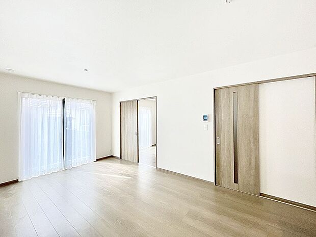 明るい陽光が注ぎ、寛ぎの雰囲気に満たされるダイニング。