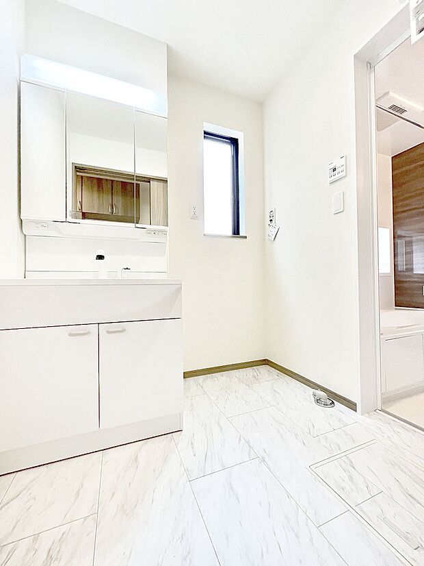 身支度もスムーズにおこなえる脱衣場。