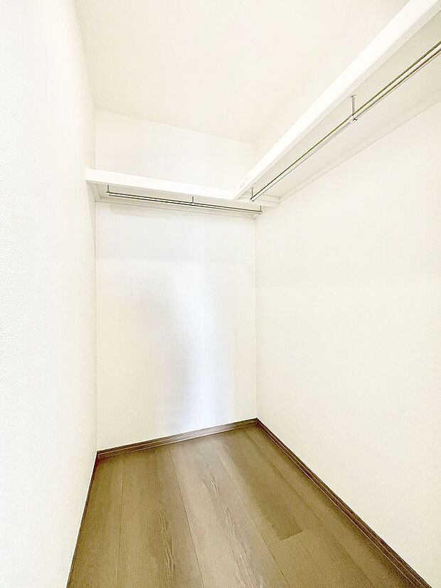 ウォークインクローゼット付きで生活空間を広く利用できます。