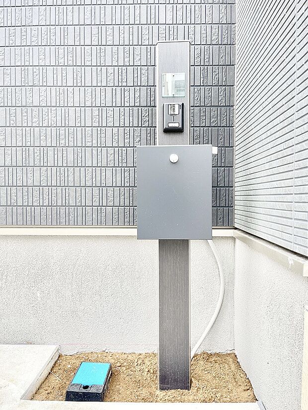 シンプルデザインのポスト。