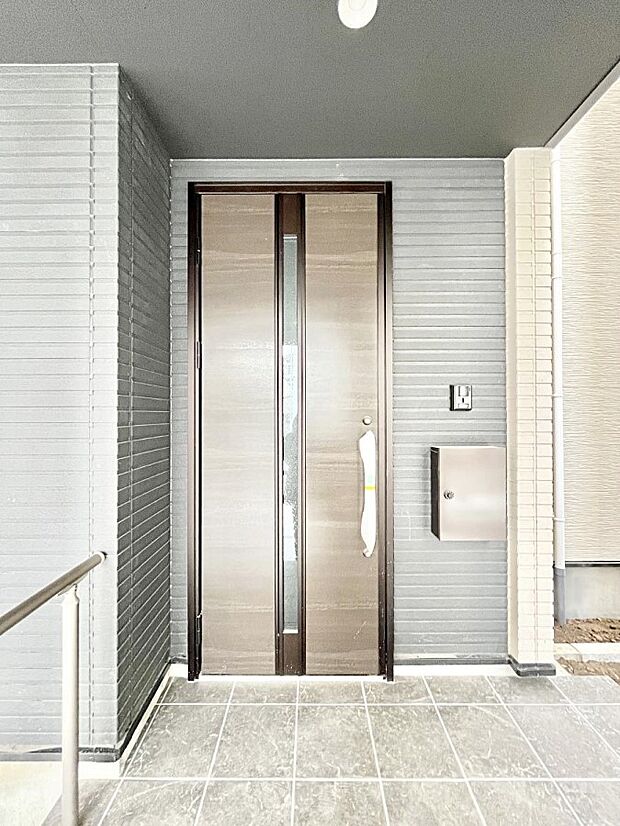 玄関前は雨が降っても濡れにくい屋根付き