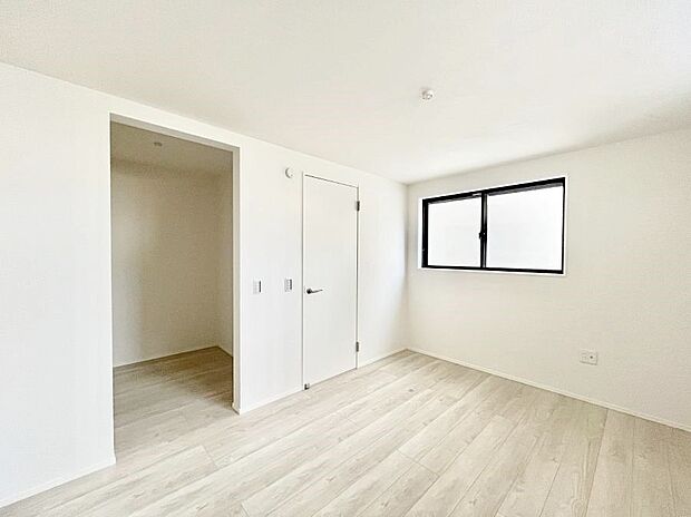 ウォークインクローゼットがあるお部屋。季節ごとの入れ替えも不要で便利です！