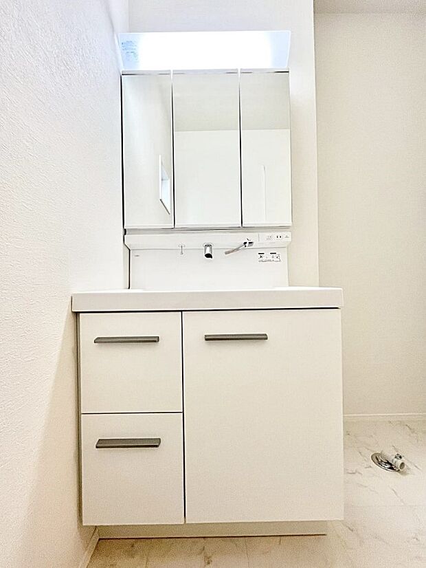 三面鏡の裏に、化粧品や衛生用品などを収納可能。洗面台をすっきりと保ちます！